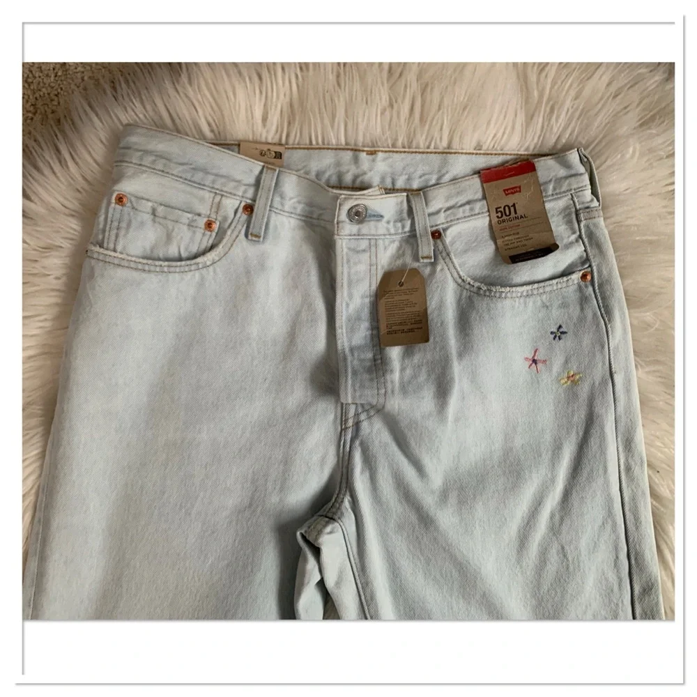NWT Levi's 501 Light Wash Embroidered Jeans Blue Size 32 - Picture 2 of 15